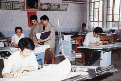 从1984年第一季度到抓治理上登记全面提高企业素质验收前，采取分线查抄、总结成就、找出差距、提出措施、期限整改的步骤，使各项工作在整顿中坚韧提高，在坚韧提高中进行再整顿，再提高。