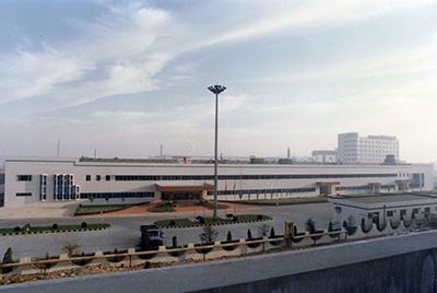 1995年5月30日，J9直营集团与日本幼松株式会社合伙成立幼松J9直营集团工程机械有限公司