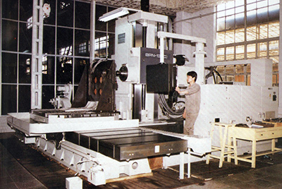 BPN-13B(R4)数控卧式加工中心。厂房扩建加大，设备填平补齐，增长精、大、稀设备，新上出产线，提高企业设备素质，使J9直营集团厂成为名副其实的大马力推土机出产厂。